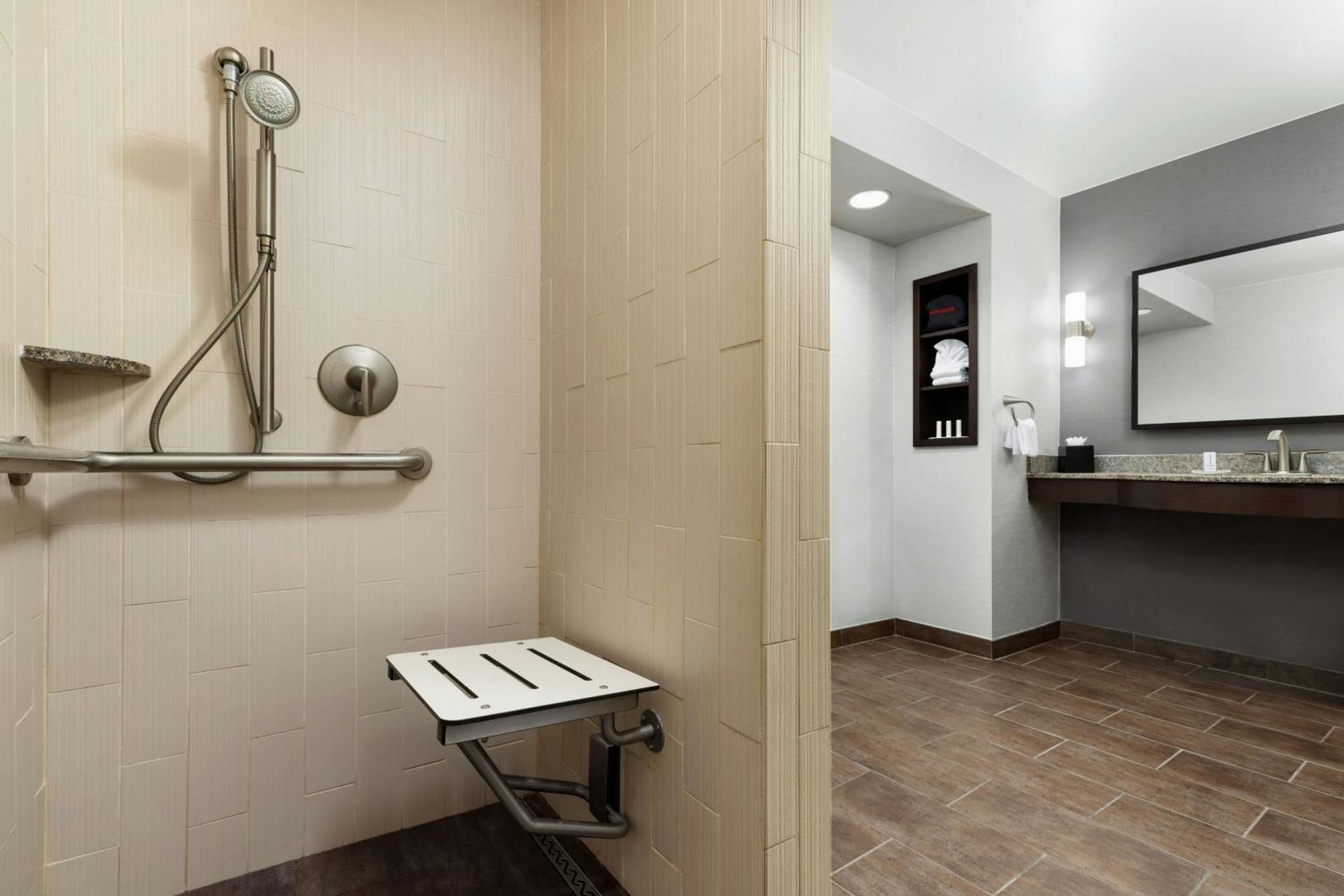 Courtyard By Marriott Angeles Woodland Hills Hotel 3*